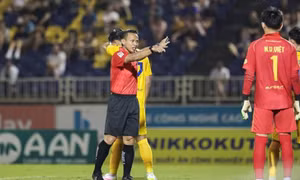Trọng tài Malaysia điều hành hai trận đấu liên quan cuộc đua trụ hạng V.League