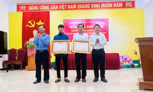 Thủ tướng Chính phủ tặng bằng khen cho hai cha con cứu người trên sông Gianh sáng mùng 3 Tết