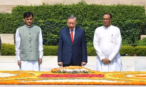 Tổng Bí thư, Chủ tịch nước Tô Lâm đặt vòng hoa tưởng niệm Mahatma Gandhi tại Ấn Độ