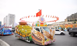Đoàn xe mô hình Carnaval Hạ Long rực rỡ “xuống phố”, lan tỏa không khí lễ hội