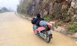 Nam thanh niên nằm sấp trên yên khi lái xe máy bị tịch thu xe