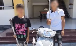 Hai đối tượng mang hung khí đi giải quyết mâu thuẫn, bị công an triệu tập
