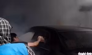 Người dân dùng gạch phá cửa kính cứu tài xế trong ô tô cháy