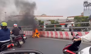 Xe máy bốc cháy trên cầu Bình Lợi vào giờ cao điểm
