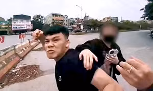 Chở bạn gái không đội mũ bảo hiểm, nam tài xế còn lao vào đấm cảnh sát giao thông khi bị kiểm tra