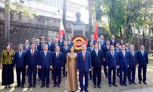 Tổng Bí thư, Chủ tịch nước Tô Lâm dâng hoa tại Tượng đài Chủ tịch Hồ Chí Minh, Philippines