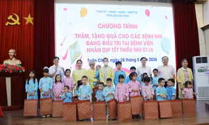Đồng chí Bí thư Tỉnh ủy thăm, trao quà cho bệnh nhi tại Bệnh viện Sản Nhi