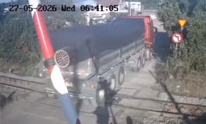 Liều mình vượt đường sắt khi có tín hiệu cấm, nhiều tài xế bị xử lý