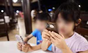 Trẻ em 'ngập' trong mạng xã hội: Cha mẹ buông tay hay bất lực?