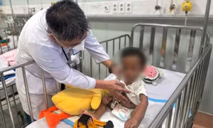 Vụ bạo hành bé trai 2 tuổi ở TPHCM: Bé đã có thể sinh hoạt, ăn và uống sữa