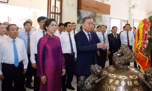 Tổng Bí thư, Chủ tịch nước Tô Lâm dâng hương tưởng nhớ Chủ tịch Hồ Chí Minh tại Thái Lan