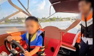 Cha giao ca nô cho con trai 4 tuổi lái giữa sông Tiền để quay clip đăng mạng xã hội