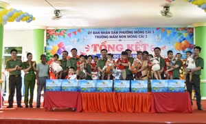 Giám đốc Công an tỉnh tặng quà thiếu nhi phường Móng Cái 3 nhân dịp 1/6