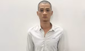 Trốn nã 2 năm, kẻ gây hàng loạt vụ cướp giật vàng ra đầu thú