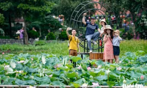 Du lịch nhiều địa phương bùng nổ dịp lễ, thu hàng nghìn tỉ đồng