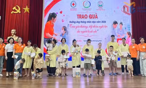 Trao tặng quà cho bệnh nhi hoàn cảnh khó khăn