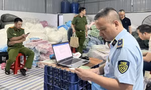Khởi tố vụ án sản xuất hơn 37.000 gói băng vệ sinh giả nhãn hiệu lớn