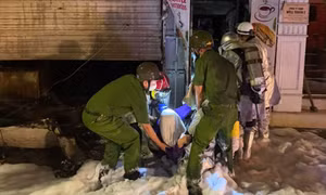 Cửa hàng trong khu phố cổ bốc cháy lúc nửa đêm, cứu 4 người mắc kẹt