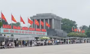 Tháng 5: Biết ơn, tự hào và nhớ thương vô hạn