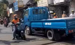 Cố tình vượt rào chắn đang hạ, tài xế xe tải bị tước bằng 2 tháng