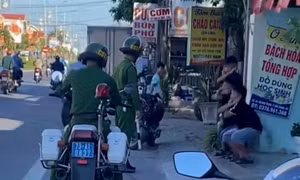Đi xe máy điện kẹp ba không đội mũ bảo hiểm, nhóm học sinh bị phạt thụt dầu, buộc dắt bộ về