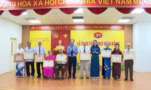 Phường Hồng Gai, Hiệp Hòa, Cửa Ông: Trao Huy hiệu Đảng cho đảng viên dịp 19/5