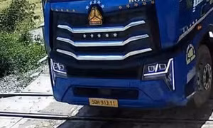 Xử phạt tài xế xe đầu kéo ở Đắk Lắk vượt rào chắn khi tàu SE5 sắp qua