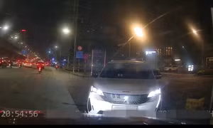 CSGT Hà Nội thông tin việc xử lý xe đi ngược chiều trên đường Khuất Duy Tiến