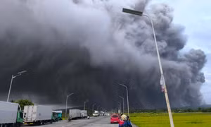 Philippines sơ tán hơn 300 hộ dân do tro bụi núi lửa Mayon