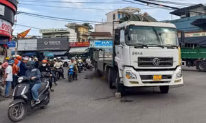 Xe tải va chạm xe đạp điện tại nút giao quốc lộ, 1 phụ nữ tử vong
