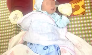 Bé trai sơ sinh bị bỏ trước cổng chùa ở Bắc Ninh, kèm thư nhờ cưu mang