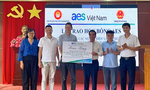 Trao 800 triệu đồng học bổng cho học sinh, sinh viên vượt khó