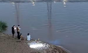 2 học sinh lớp 8 tử vong do đuối nước trên sông Hồng ở Hưng Yên