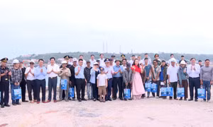 Đoàn công tác tỉnh Quảng Ninh khảo sát tình hình vùng biển đảo Đông Bắc của Tổ quốc
