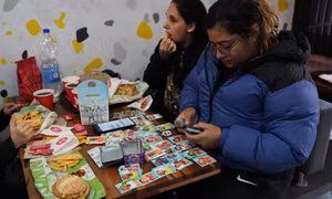 Cơn sốt sưu tầm sticker World Cup lan khắp Argentina