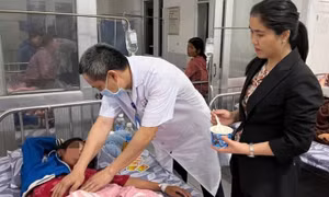 Hàng chục học sinh nhập viện nghi ngộ độc thực phẩm do ăn bánh mì
