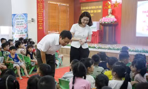 Đồng chí Trưởng Ban Tuyên giáo và Dân vận Tỉnh ủy tặng quà thiếu nhi nhân dịp 1/6