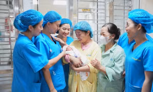 86 ngày giành sự sống cho bé gái nặng 600gram