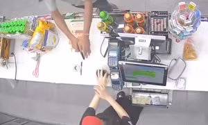 Tạm giữ người cầm vật giống súng uy hiếp nữ nhân viên Circle K cướp tiền