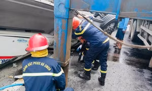 Xe đầu kéo lật trên cao tốc, tài xế mắc kẹt được giải cứu