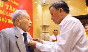 Kết luận của Bộ Chính trị về trao tặng Huy hiệu 80 năm tuổi Đảng trở lên