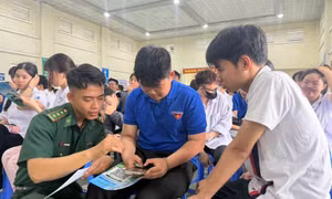Đồn Biên phòng Cô Tô triển khai “Hòm thư điện tử tố giác tội phạm ẩn danh” cho học sinh THPT