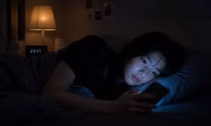 Vì sao càng dùng điện thoại, bạn càng khó ngủ?