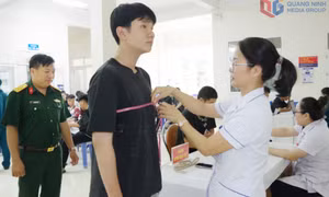 Thanh niên Quảng Ninh hăng hái đăng ký nghĩa vụ quân sự lần đầu