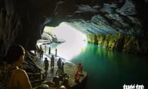 Du khách tấp nập ngược sông Son vào động Phong Nha giữa cao điểm nắng nóng