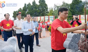Liên minh HTX các tỉnh, thành phố Cụm thi đua số 2 dâng hương tưởng niệm Chủ tịch Hồ Chí Minh tại Cô Tô