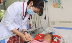 Bé gái 7 tuổi loạn thần cấp tính sau khi dùng miếng dán chống say tàu xe