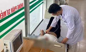 Giao hàng giữa trưa nắng, shipper trẻ gặp tai nạn vì say nắng