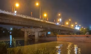 Tàu hàng mắc kẹt dưới gầm cầu ở Ninh Bình, tạm cấm ô tô qua cầu