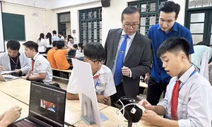 Robot tuần tra, phần mềm học lịch sử VR xuất hiện ở Hội thi Tin học trẻ thành phố Hà Nội